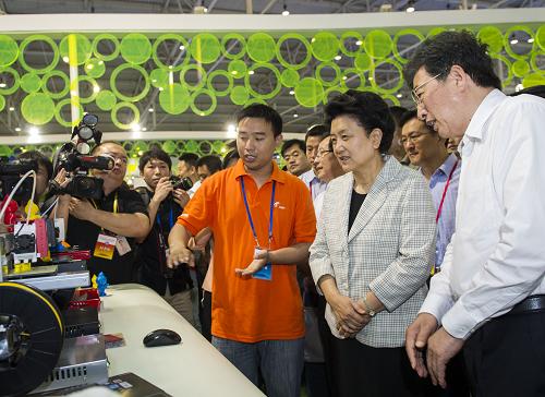 5月19日,2013年全國科技活動周在北京啟動。中共中央政治局委員、國務院副總理劉延東參加2013年全國科技活動周暨北京科技周現(xiàn)場活動。這是劉延東參觀3D打印技術(shù)展臺。新華社記者 王曄 攝