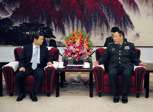 11月5日,國(guó)務(wù)委員兼國(guó)防部長(zhǎng)梁光烈在北京八一大樓會(huì)見(jiàn)來(lái)華出席第七屆中韓安保論壇的韓國(guó)前國(guó)防部長(zhǎng)趙成臺(tái)一行。 新華社記者 張鐸 攝