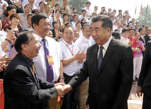 5月26日,第十屆全國“創(chuàng)業(yè)之星”經(jīng)驗交流表彰大會今天在北京舉行。中共中央政治局委員、國務(wù)院副總理回良玉出席會議并講話。這是會議開始前,回良玉與“創(chuàng)業(yè)之星”代表握手。 新華社記者 張鐸 攝