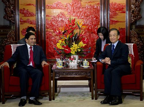 11月25日,國(guó)務(wù)院總理溫家寶在北京中南海紫光閣會(huì)見尼泊爾副總理兼外長(zhǎng)納拉揚(yáng)·卡吉·什雷斯塔。新華社記者 李學(xué)仁 攝