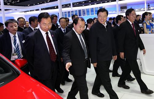 張德江參觀2010年北京國際汽車展覽會 4月27日,中共中央政治局委員、國務(wù)院副總理張德江在北京參觀2010年北京國際汽車展覽會。 新華社記者姚大偉攝