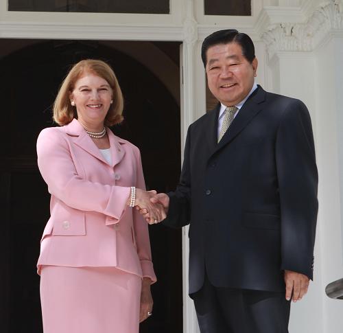 4月9日,全國(guó)政協(xié)主席賈慶林在澳大利亞布里斯班會(huì)見澳大利亞昆士蘭州州督溫斯莉女士。新華社記者 劉衛(wèi)兵 攝
