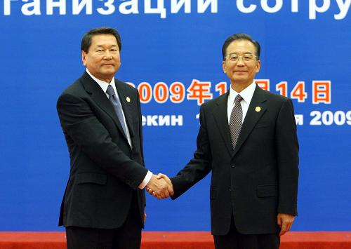 10月14日,溫家寶總理迎接上合組織秘書長努爾加利耶夫。當(dāng)日,上海合作組織成員國總理第八次會(huì)議在北京人民大會(huì)堂舉行。中國國務(wù)院總理溫家寶主持會(huì)議。 新華社記者劉衛(wèi)兵攝