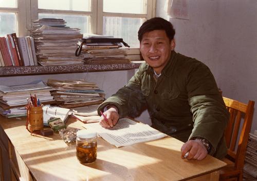 這是1983年,在河北正定辦公室里的習近平。新華社發(fā)
