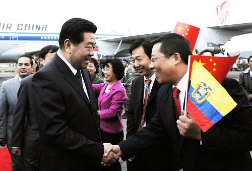 11月23日,全國政協(xié)主席賈慶林乘專機(jī)抵達(dá)厄瓜多爾首都基多,開始對(duì)厄瓜多爾進(jìn)行正式友好訪問。中國駐厄瓜多爾使館工作人員、中資機(jī)構(gòu)和華僑華人代表到機(jī)場迎接。