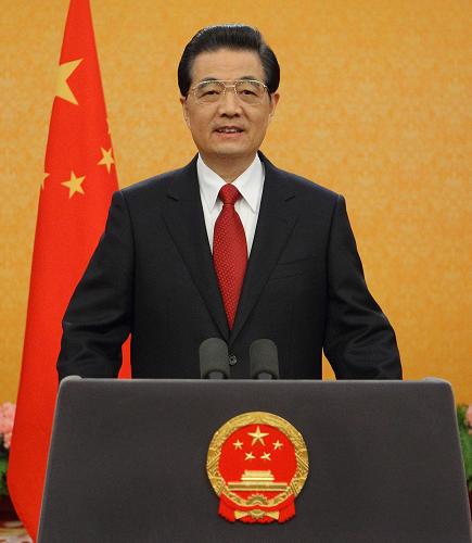 新年前夕,國家主席胡錦濤通過中國國際廣播電臺、中央人民廣播電臺、中央電視臺,發(fā)表題為《共同促進世界和平與發(fā)展》的新年賀詞。新華社記者 蘭紅光 攝