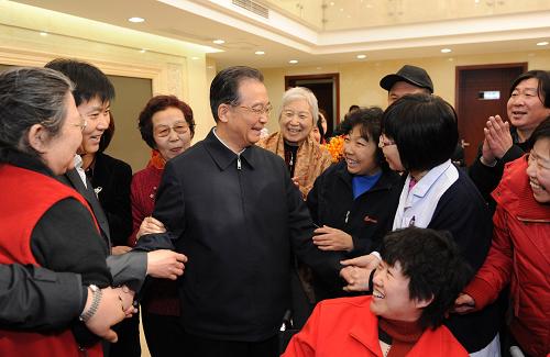 這是溫家寶在座談后與社區(qū)居民交談。新華社記者 黃敬文 攝