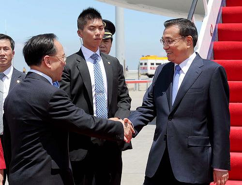 8月16日,國務(wù)院副總理李克強乘坐專機抵達(dá)香港國際機場,將出席國家“十二五”規(guī)劃與兩地經(jīng)貿(mào)金融合作發(fā)展論壇和香港大學(xué)百年慶典并視察香港特區(qū)。這是香港特別行政區(qū)行政長官曾蔭權(quán)在機場迎接李克強副總理。新華社記者 馬占成 攝