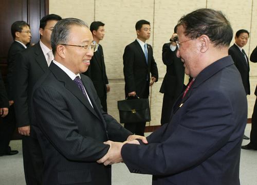 9月16日,胡錦濤主席特使、國務(wù)委員戴秉國(前左)在朝鮮首都平壤同朝鮮第一副外相姜錫柱(前右)舉行會談前握手。戴秉國16日同姜錫柱舉行會談,雙方就中朝關(guān)系及共同關(guān)心的地區(qū)和國際問題深入交換了意見。 新華社記者 張濱陽 攝