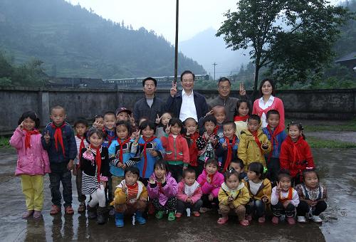5月25日,在古丈縣默戎鎮(zhèn)毛坪村教學點——毛坪小學,溫家寶與老師和孩子們合影留念。新華社記者 龐興雷 攝