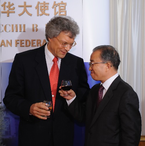 6月11日,俄羅斯駐華大使拉佐夫在俄羅斯駐華大使館舉行國(guó)慶招待會(huì),慶祝6月12日的俄羅斯聯(lián)邦國(guó)慶日。國(guó)務(wù)委員戴秉國(guó)出席。這是戴秉國(guó)和拉佐夫在招待會(huì)上。新華社記者 李學(xué)仁 攝