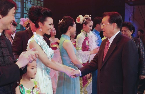 11月2日晚,由江蘇省演藝集團(tuán)有限公司排演的歌舞音畫《茉莉花》,作為紀(jì)念改革開放30周年全國文化體制改革試點院團(tuán)優(yōu)秀?。ü?jié))目匯報演出節(jié)目,在北京民族文化宮大劇院演出。中共中央政治局常委李長春等與首都各界觀眾一同觀看節(jié)目。這是演出結(jié)束后,李長春與演員親切握手。新華社記者 李學(xué)仁 攝