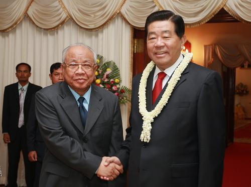 12月4日,全國政協(xié)主席賈慶林在金邊與柬埔寨參議院主席謝辛舉行會(huì)談。新華社記者 鞠鵬 攝