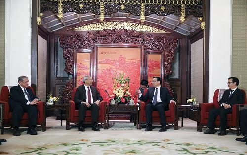 10月25日,國務(wù)院總理李克強(qiáng)在北京中南海紫光閣會見東盟十國經(jīng)貿(mào)部長訪華團(tuán)。 新華社記者 丁林 攝