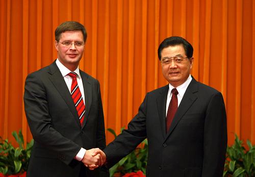 10月23日,國家主席胡錦濤在北京人民大會堂會見來華進行正式訪問并出席第七屆亞歐首腦會議的荷蘭首相巴爾克嫩德。新華社記者 鞠鵬 攝