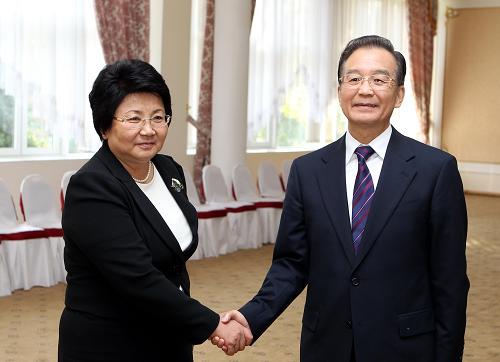 11月25日,中國國務(wù)院總理溫家寶在杜尚別會(huì)見吉爾吉斯斯坦過渡時(shí)期總統(tǒng)奧通巴耶娃。 新華社記者 鞠鵬 攝