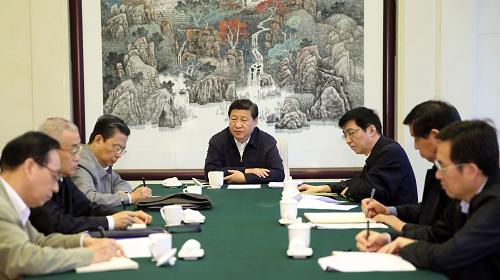 按照中央開展黨的群眾路線教育實踐活動安排,中共中央總書記習(xí)近平等中共中央政治局常委近期分別到各自的第一批教育實踐活動聯(lián)系點,全程參加聯(lián)系點省區(qū)黨委領(lǐng)導(dǎo)班子專題民主生活會。這是9月23日上午,習(xí)近平聽取中央督導(dǎo)組關(guān)于河北省委教育實踐活動情況匯報。新華社記者 蘭紅光 攝