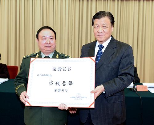 3月1日,中央精神文明建設指導委員會在北京召開紀念毛澤東等老一輩革命家為雷鋒同志題詞五十周年座談會。中共中央政治局常委、中央文明委主任劉云山出席會議并講話。這是在座談會上,劉云山為獲得“當代雷鋒”榮譽稱號的莊仕華同志頒發(fā)榮譽證書。新華社記者 李濤 攝