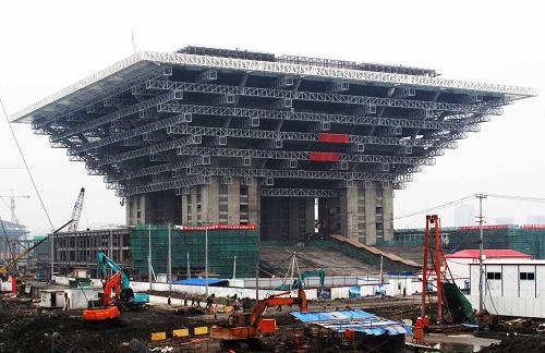 4月20日,上海世博會(huì)中國館建筑主體掛上第一抹“中國紅”。近日,建設(shè)中的上海2010年世博會(huì)中國館正式進(jìn)入裝修階段,中國館主體建筑正南方向中間位置的第八、九層開始安裝紅色的外立面裝飾板。 新華社發(fā)