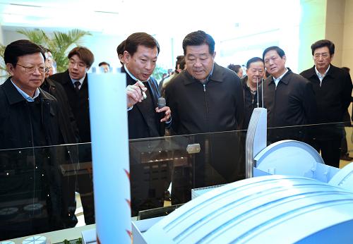 2月16日至18日,中共中央政治局常委、全國政協(xié)主席賈慶林在北京調(diào)研。這是2月17日,賈慶林在朝陽循環(huán)經(jīng)濟(jì)產(chǎn)業(yè)園仔細(xì)了解北京加強(qiáng)生態(tài)環(huán)境治理、發(fā)展循環(huán)經(jīng)濟(jì)的措施和成效。新華社記者 馬占成 攝