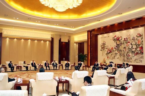 10月19日,全國(guó)政協(xié)主席賈慶林在南寧會(huì)見(jiàn)出席第七屆中國(guó)-東盟博覽會(huì)的柬埔寨、緬甸、馬來(lái)西亞、菲律賓、泰國(guó)、新加坡、文萊代表團(tuán)團(tuán)長(zhǎng)和東盟秘書(shū)處代表。新華社記者 劉衛(wèi)兵 攝