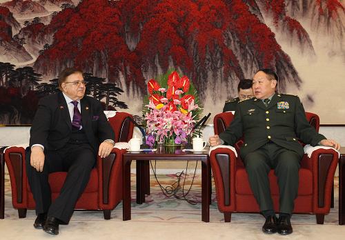 3月25日,國(guó)務(wù)委員兼國(guó)防部長(zhǎng)梁光烈在北京八一大樓會(huì)見(jiàn)隨同阿富汗總統(tǒng)卡爾扎伊來(lái)訪的阿富汗國(guó)防部長(zhǎng)阿卜杜勒·瓦爾達(dá)克。 新華社記者 丁林 攝