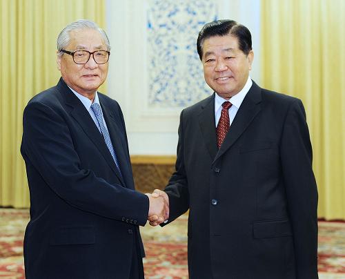 7月23日,中共中央政治局常委、全國政協(xié)主席賈慶林在北京人民大會堂會見韓國前總理鄭元植。 新華社記者 李濤 攝