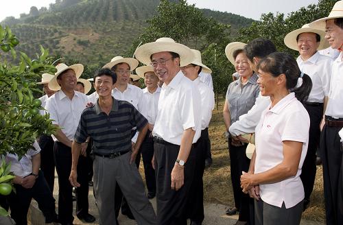 9月16日至19日,中共中央政治局常委、中央紀(jì)委書記賀國(guó)強(qiáng)先后到廣西柳州、桂林、南寧等地調(diào)研。這是9月18日,賀國(guó)強(qiáng)在陽朔縣白沙鎮(zhèn)冬瓜橋村金橘園考察時(shí)與果農(nóng)親切交談。 新華社記者黃敬文攝