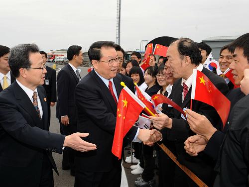 4月4日,中共中央政治局常委李長春抵達(dá)濟(jì)州,開始對韓國進(jìn)行正式友好訪問。這是李長春在機(jī)場受到熱烈歡迎。新華社記者 劉建生 攝