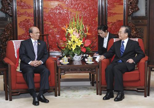 5月27日,國務院總理溫家寶在北京中南海會見緬甸聯(lián)邦共和國總統(tǒng)吳登盛。新華社記者馬占成攝