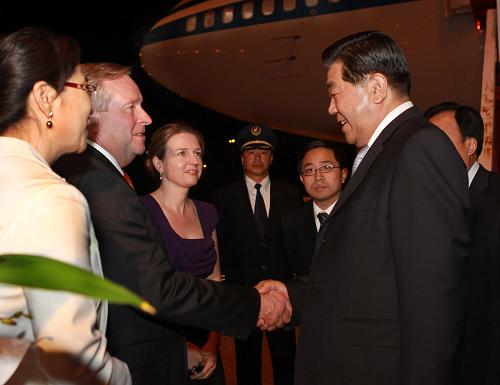 應(yīng)澳大利亞聯(lián)邦政府邀請(qǐng),全國政協(xié)主席賈慶林乘專機(jī)于4月5日抵達(dá)珀斯,開始對(duì)澳大利亞進(jìn)行正式友好訪問。這是澳大利亞高級(jí)官員到機(jī)場(chǎng)迎接賈慶林。新華社記者 劉衛(wèi)兵 攝