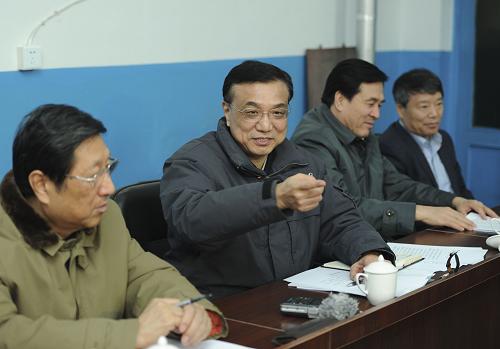 2月3日,中共中央政治局常委、國(guó)務(wù)院副總理李克強(qiáng)在內(nèi)蒙古自治區(qū)包頭市北梁棚戶區(qū)居委會(huì)主持召開棚改現(xiàn)場(chǎng)會(huì)。新華社記者 謝環(huán)馳 攝