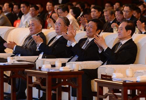 5月25日,第十五屆中國科協(xié)年會(huì)在貴陽開幕。中共中央政治局委員李源潮(右二)出席并講話。新華社記者 楊楹 攝