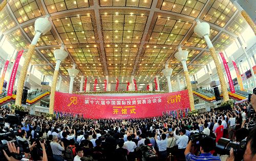9月8日,第十六屆中國國際投資貿(mào)易洽談會在廈門開幕。本屆投洽會堅持以國際投資促進為主線,以“引進來”和“走出去”為主題,突出全國性和國際性,突出投資洽談和投資政策宣傳,突出區(qū)域經(jīng)濟協(xié)調(diào)發(fā)展,突出對臺經(jīng)貿(mào)交流。新華社記者 張國俊 攝