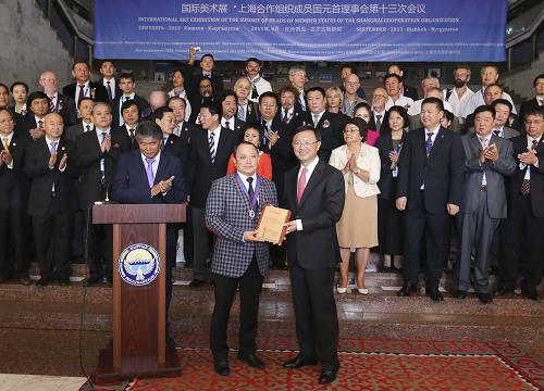 9月12日,中國國務委員楊潔篪(前右)在吉爾吉斯斯坦首都比什凱克出席“和平之旅”國際美術作品展開幕式。作為上海合作組織比什凱克峰會系列活動之一,“和平之旅”國際美術作品展當天在比什凱克國家歷史博物館隆重舉行。 新華社記者 丁林 攝
