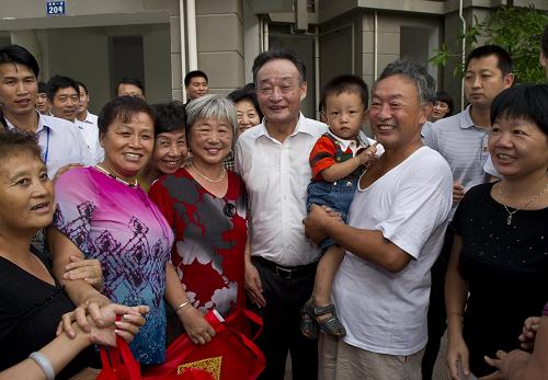 9月5日至7日,中共中央政治局常委、全國人大常委會委員長吳邦國在福建調(diào)研。這是吳邦國在廈門市湖里區(qū)高林居住區(qū)看望居民。新華社記者 李學(xué)仁 攝