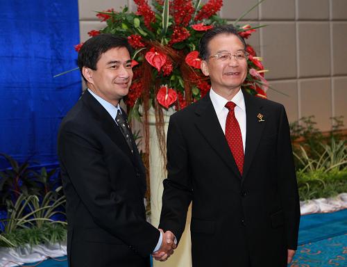 10月25日,中國國務(wù)院總理溫家寶在泰國華欣會見泰國總理阿披實。新華社記者劉衛(wèi)兵攝