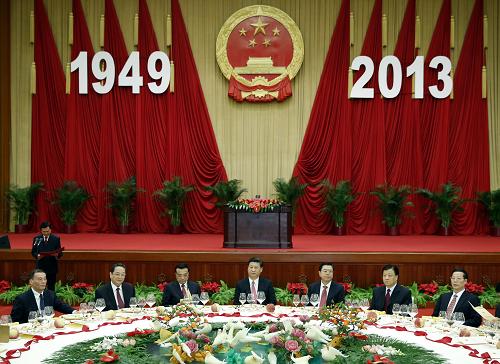 9月30日,國(guó)務(wù)院在人民大會(huì)堂舉行盛大招待會(huì),熱烈慶祝中華人民共和國(guó)成立64周年。習(xí)近平、李克強(qiáng)、張德江、俞正聲、劉云山、王岐山、張高麗等黨和國(guó)家領(lǐng)導(dǎo)人與中外人士歡聚一堂,共慶共和國(guó)華誕。新華社記者 鞠鵬 攝