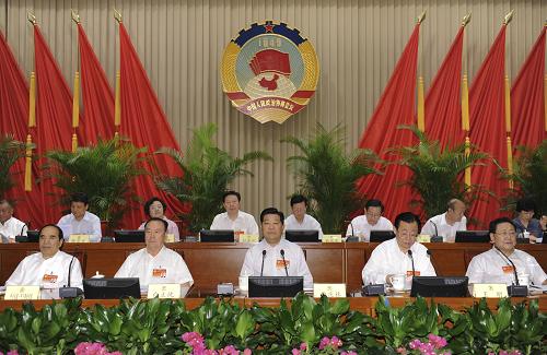 6月22日,政協(xié)十一屆常委會(huì)第十四次會(huì)議在北京舉行全體會(huì)議,17位常委和委員圍繞“加快經(jīng)濟(jì)結(jié)構(gòu)戰(zhàn)略性調(diào)整,促進(jìn)經(jīng)濟(jì)長期平穩(wěn)較快發(fā)展”主題作大會(huì)發(fā)言。中共中央政治局常委、全國政協(xié)主席賈慶林出席。新華社記者 馬占成 攝
