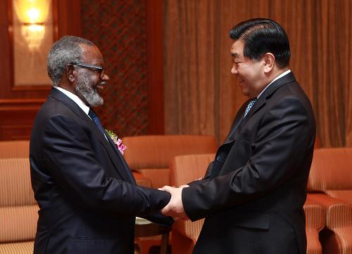 5月1日,中共中央政治局常委、全國政協(xié)主席賈慶林在上海會見前來出席上海世博會開幕式的納米比亞前總統(tǒng)、西南非洲人民組織前主席努喬馬。新華社記者 龐興雷 攝