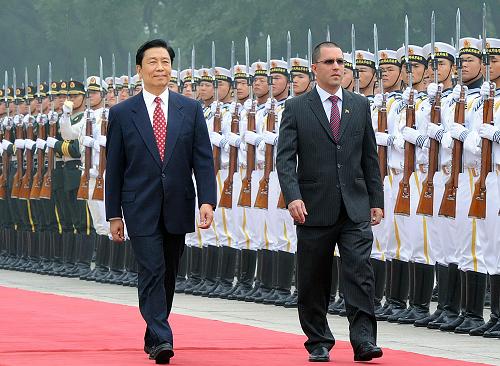 7月18日,中國國家副主席李源潮在北京人民大會堂與委內瑞拉副總統(tǒng)阿雷亞薩舉行會談。這是會談前,李源潮為阿雷亞薩舉行歡迎儀式。新華社記者 李濤 攝