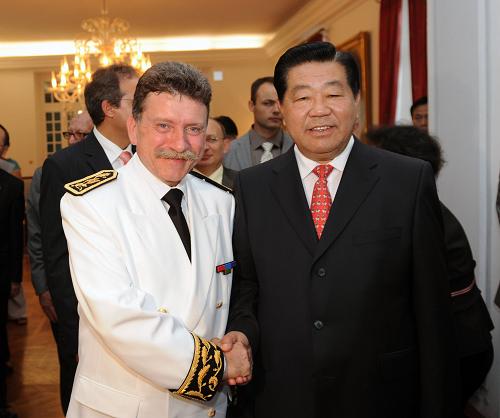 4月1日,全國政協(xié)主席賈慶林在圣但尼會見法屬留尼汪省長拉朗德。新華社記者 李濤 攝