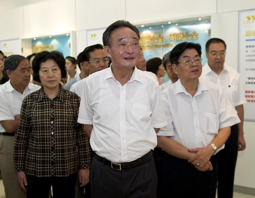 9月5日至7日,中共中央政治局常委、全國人大常委會委員長吳邦國在福建調(diào)研。這是吳邦國在廈門國家鎢材料工程技術(shù)研究中心調(diào)研。新華社記者 李學(xué)仁 攝