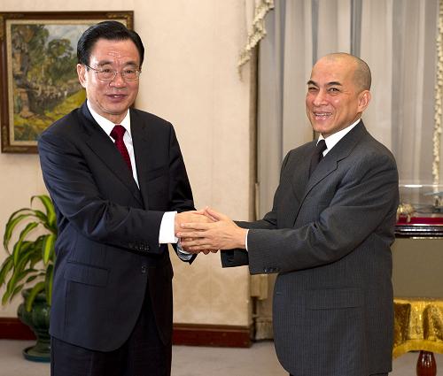 6月13日,正在柬埔寨進(jìn)行友好訪問的中共中央政治局常委、中央紀(jì)委書記賀國強(qiáng)在金邊會(huì)見柬埔寨國王西哈莫尼。新華社記者 黃敬文 攝 點(diǎn)擊查看大圖
