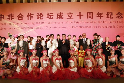 10月25日,全國政協(xié)主席賈慶林在北京釣魚臺國賓館出席中非合作論壇成立10周年紀念招待會并致辭。這是招待會結束后,賈慶林與參加演出的中非演員合影。新華社記者 劉衛(wèi)兵 攝