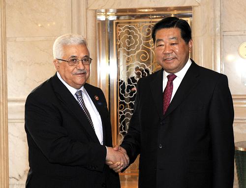 5月1日,中共中央政治局常委、全國政協(xié)主席賈慶林在上海會見前來出席上海世博會開幕式的巴勒斯坦國總統(tǒng)、民族權(quán)力機構(gòu)主席阿巴斯。新華社記者 李學(xué)仁 攝