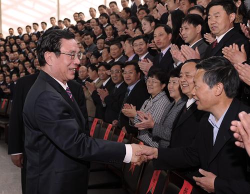 2月25日至3月1日,中共中央政治局常委、中央紀(jì)委書記賀國強先后到云南省西雙版納、保山、昆明等地,就貫徹落實胡錦濤同志在十七屆中央紀(jì)委第六次全會上的重要講話精神,把以人為本、執(zhí)政為民貫徹落實到黨和國家全部工作特別是黨風(fēng)廉政建設(shè)和反腐敗工作之中的問題進(jìn)行調(diào)研。這是3月1日,賀國強在云南省紀(jì)委監(jiān)察廳看望機關(guān)干部。新華社記者馬占成攝