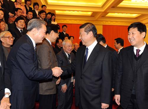 2月25日,中國中共文獻(xiàn)研究會在北京召開成立大會。中共中央政治局常委、中央書記處書記、國家副主席習(xí)近平出席大會并作重要講話。這是習(xí)近平在成立大會前會見會議代表。新華社記者 饒愛民 攝