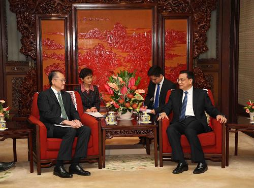 李克強(qiáng)會(huì)見(jiàn)世界銀行行長(zhǎng)金墉 11月28日,中國(guó)國(guó)務(wù)院副總理李克強(qiáng)在北京中南海紫光閣會(huì)見(jiàn)世界銀行行長(zhǎng)金墉。 新華社記者劉衛(wèi)兵攝