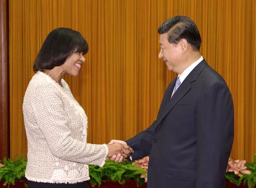 8月22日,國家主席習(xí)近平在北京人民大會堂會見牙買加總理辛普森-米勒。新華社記者 馬占成 攝